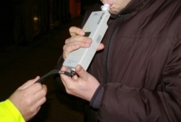 Băut zdravăn, se plimba pe stradă în zona cimitirului: a fost luat pe capota unei maşini